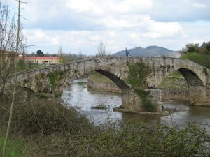 Puente-Viejo_lugones-wikimedia