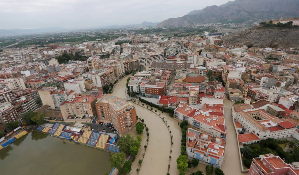 El Segura desbordado a su paso por Orihuela. Foto: Manuel Lorenzo (EFE)