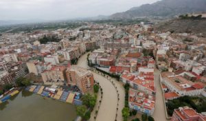 El Segura desbordado a su paso por Orihuela. Foto: Manuel Lorenzo (EFE)