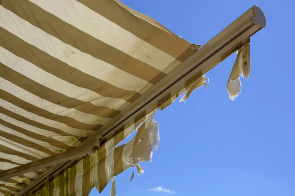 toldo roto por falta de mantenimiento